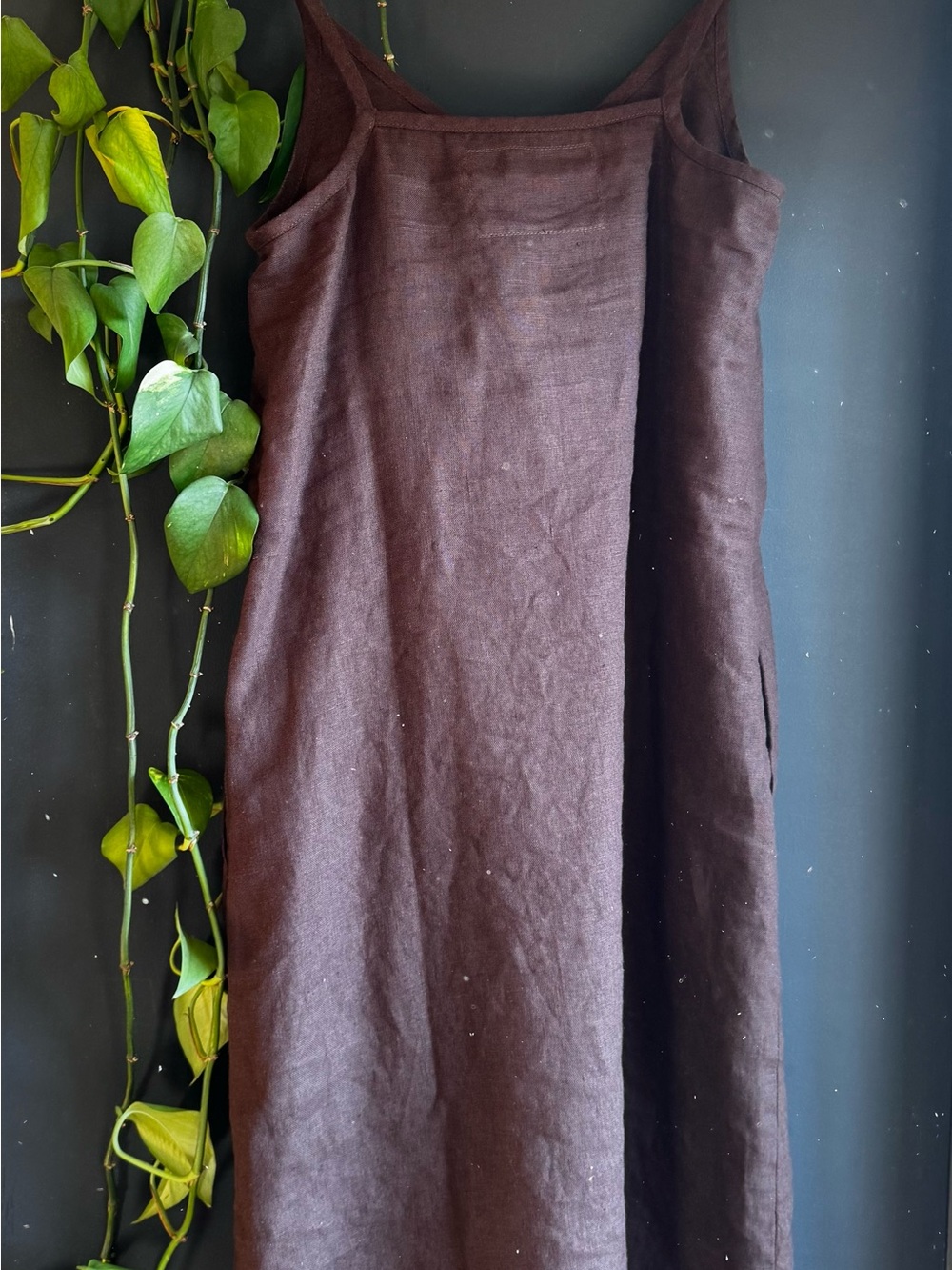 notPERFECTLINEN Brown Linen V-Neck Midi Dress - Picture 3 of 4
